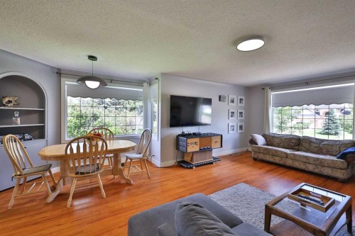 234 S 100 W, Raymond, AB - Indoor Photo Showing Living Room