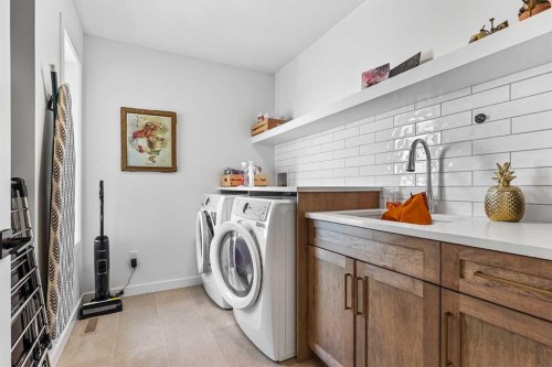 4618 31 Avenue South, Lethbridge, AB - Indoor Photo Showing Laundry Room