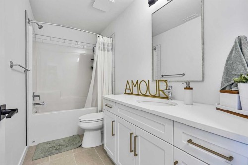 4618 31 Avenue South, Lethbridge, AB - Indoor Photo Showing Bathroom