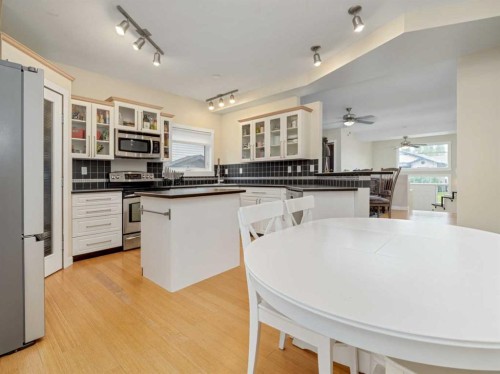 275 Mt Sunburst Way West, Lethbridge, AB - Indoor Photo Showing Kitchen