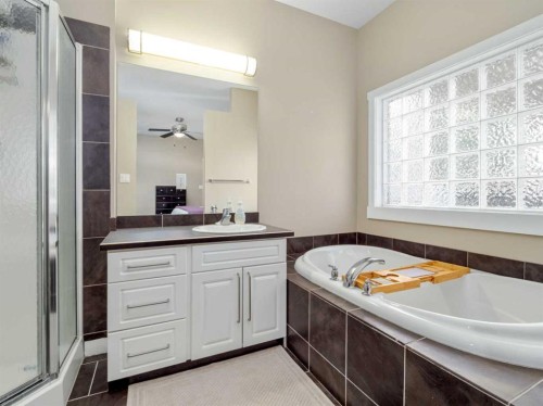 275 Mt Sunburst Way West, Lethbridge, AB - Indoor Photo Showing Bathroom