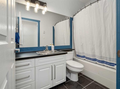 275 Mt Sunburst Way West, Lethbridge, AB - Indoor Photo Showing Bathroom