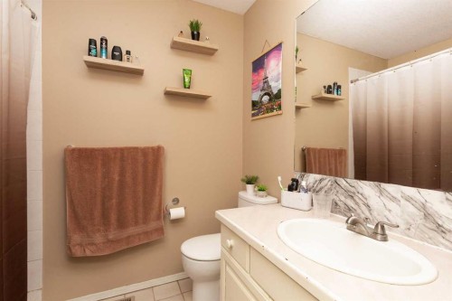 44 Lakhota Road West, Lethbridge, AB - Indoor Photo Showing Bathroom