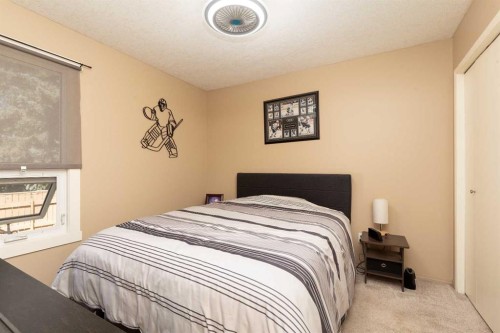 44 Lakhota Road West, Lethbridge, AB - Indoor Photo Showing Bedroom