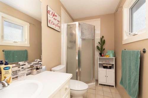 44 Lakhota Road West, Lethbridge, AB - Indoor Photo Showing Bathroom