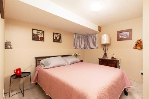 44 Lakhota Road West, Lethbridge, AB - Indoor Photo Showing Bedroom