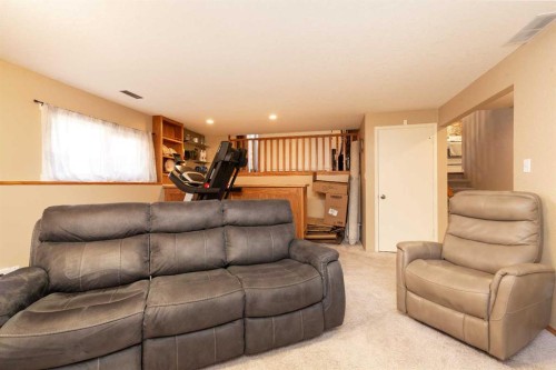 44 Lakhota Road West, Lethbridge, AB - Indoor Photo Showing Living Room