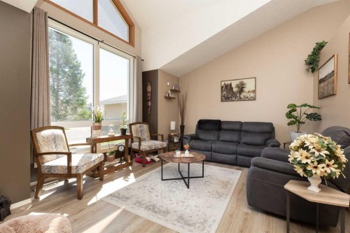 44 Lakhota Road West, Lethbridge, AB - Indoor Photo Showing Living Room
