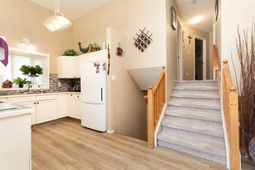 44 Lakhota Road West, Lethbridge, AB - Indoor Photo Showing Kitchen
