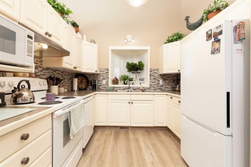 44 Lakhota Road West, Lethbridge, AB - Indoor Photo Showing Kitchen