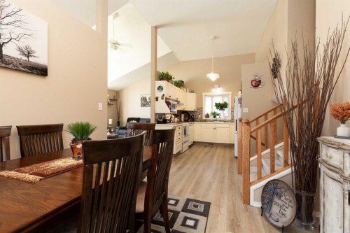 44 Lakhota Road West, Lethbridge, AB - Indoor Photo Showing Dining Room