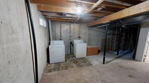 10-115 Lafayette Boulevard West, Lethbridge, AB - Indoor Photo Showing Laundry Room