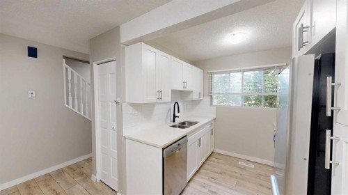 10-115 Lafayette Boulevard West, Lethbridge, AB - Indoor Photo Showing Kitchen With Double Sink