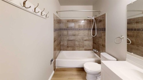 311-401 Columbia Boulevard West, Lethbridge, AB - Indoor Photo Showing Bathroom