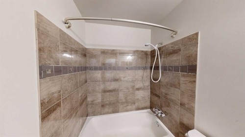 311-401 Columbia Boulevard West, Lethbridge, AB - Indoor Photo Showing Bathroom