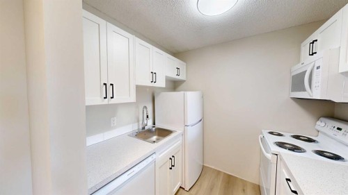 311-401 Columbia Boulevard West, Lethbridge, AB - Indoor Photo Showing Kitchen
