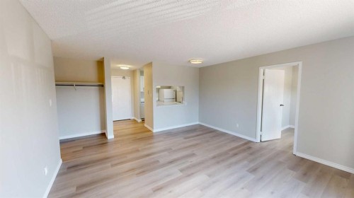 311-401 Columbia Boulevard West, Lethbridge, AB - Indoor Photo Showing Other Room