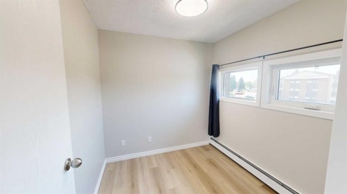 311-401 Columbia Boulevard West, Lethbridge, AB - Indoor Photo Showing Other Room