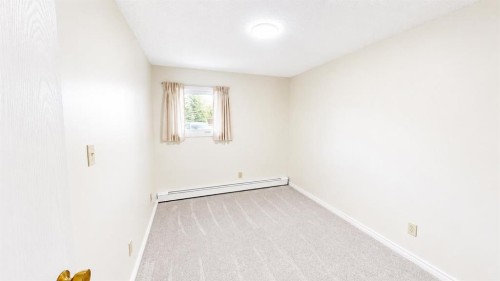 107-405 Columbia Boulevard West, Lethbridge, AB - Indoor Photo Showing Other Room