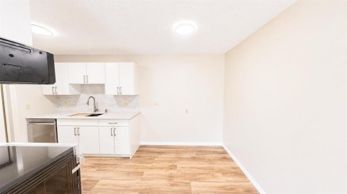 107-405 Columbia Boulevard West, Lethbridge, AB - Indoor Photo Showing Kitchen