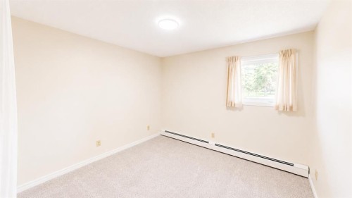 107-405 Columbia Boulevard West, Lethbridge, AB - Indoor Photo Showing Other Room