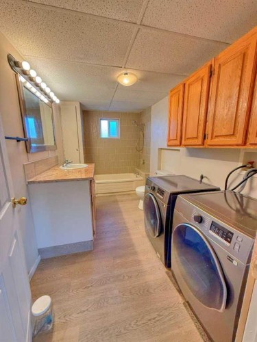 129 5 Avenue, Champion, AB - Indoor Photo Showing Laundry Room