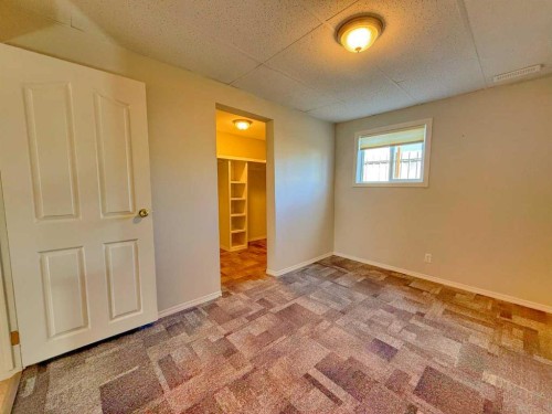 129 5 Avenue, Champion, AB - Indoor Photo Showing Other Room