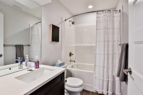 761 Atlantic Cove West, Lethbridge, AB - Indoor Photo Showing Bathroom