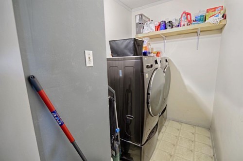 4810 57 Ave, Taber, AB - Indoor Photo Showing Laundry Room