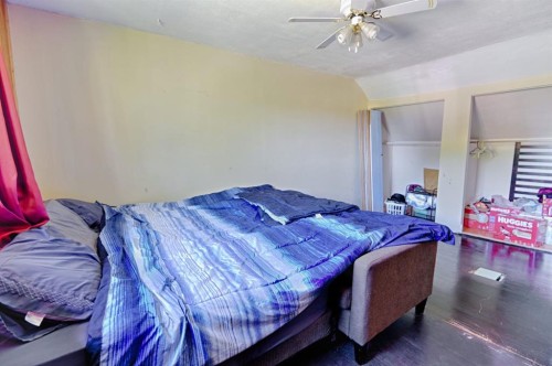 4810 57 Ave, Taber, AB - Indoor Photo Showing Bedroom