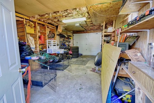 4810 57 Ave, Taber, AB - Indoor Photo Showing Garage