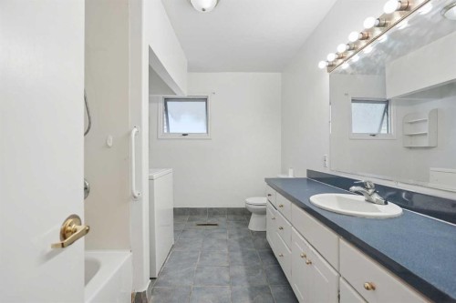 736 2 Street West, Cardston, AB - Indoor Photo Showing Bathroom