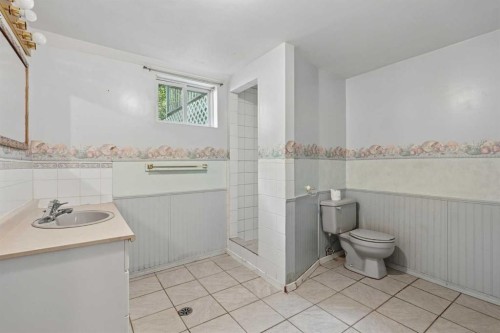 736 2 Street West, Cardston, AB - Indoor Photo Showing Bathroom
