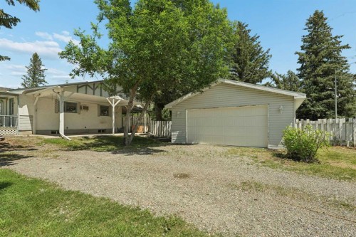 736 2 Street West, Cardston, AB - Outdoor