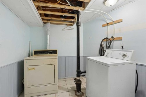 736 2 Street West, Cardston, AB - Indoor Photo Showing Laundry Room