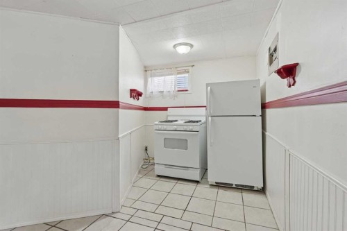 736 2 Street West, Cardston, AB - Indoor Photo Showing Kitchen