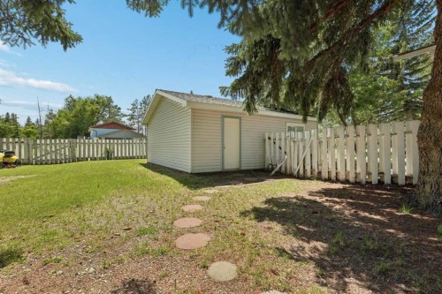 736 2 Street West, Cardston, AB - Outdoor