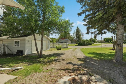 736 2 Street West, Cardston, AB - Outdoor