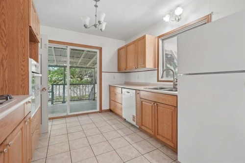736 2 Street West, Cardston, AB - Indoor Photo Showing Kitchen With Double Sink