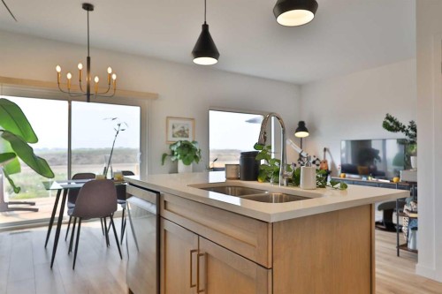 538 Malahat Green West, Lethbridge, AB - Indoor Photo Showing Kitchen With Double Sink