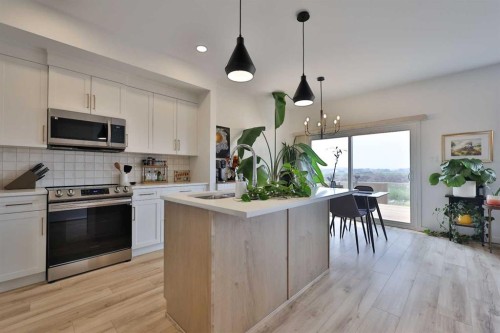 538 Malahat Green West, Lethbridge, AB - Indoor Photo Showing Kitchen With Upgraded Kitchen