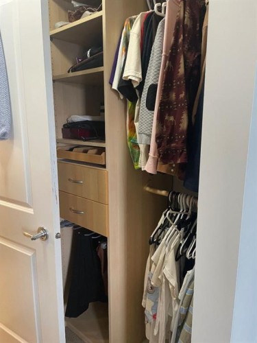 320-2233 34 Avenue Sw, Calgary, AB - Indoor With Storage