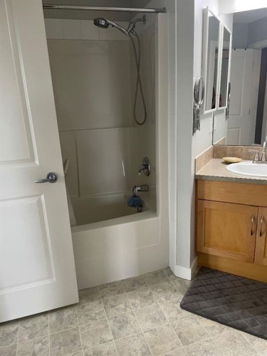 320-2233 34 Avenue Sw, Calgary, AB - Indoor Photo Showing Bathroom