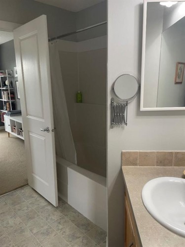 320-2233 34 Avenue Sw, Calgary, AB - Indoor Photo Showing Bathroom