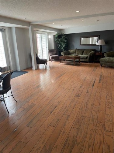 320-2233 34 Avenue Sw, Calgary, AB - Indoor