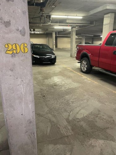 320-2233 34 Avenue Sw, Calgary, AB - Indoor Photo Showing Garage