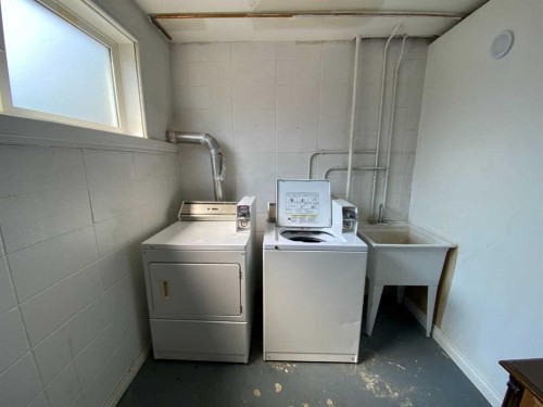 3-222 Mayor Magrath Drive North, Lethbridge, AB - Indoor Photo Showing Laundry Room