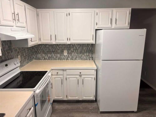 1108 10 Avenue North, Lethbridge, AB - Indoor Photo Showing Kitchen
