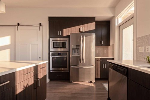 318 Lynx Road North, Lethbridge, AB - Indoor Photo Showing Kitchen With Upgraded Kitchen