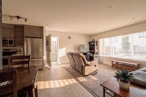 318 Lynx Road North, Lethbridge, AB - Indoor Photo Showing Living Room